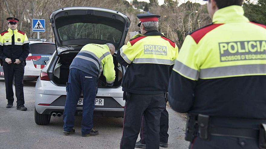 Els Mossos d&#039;Esquadra efectuant un control de trànsit