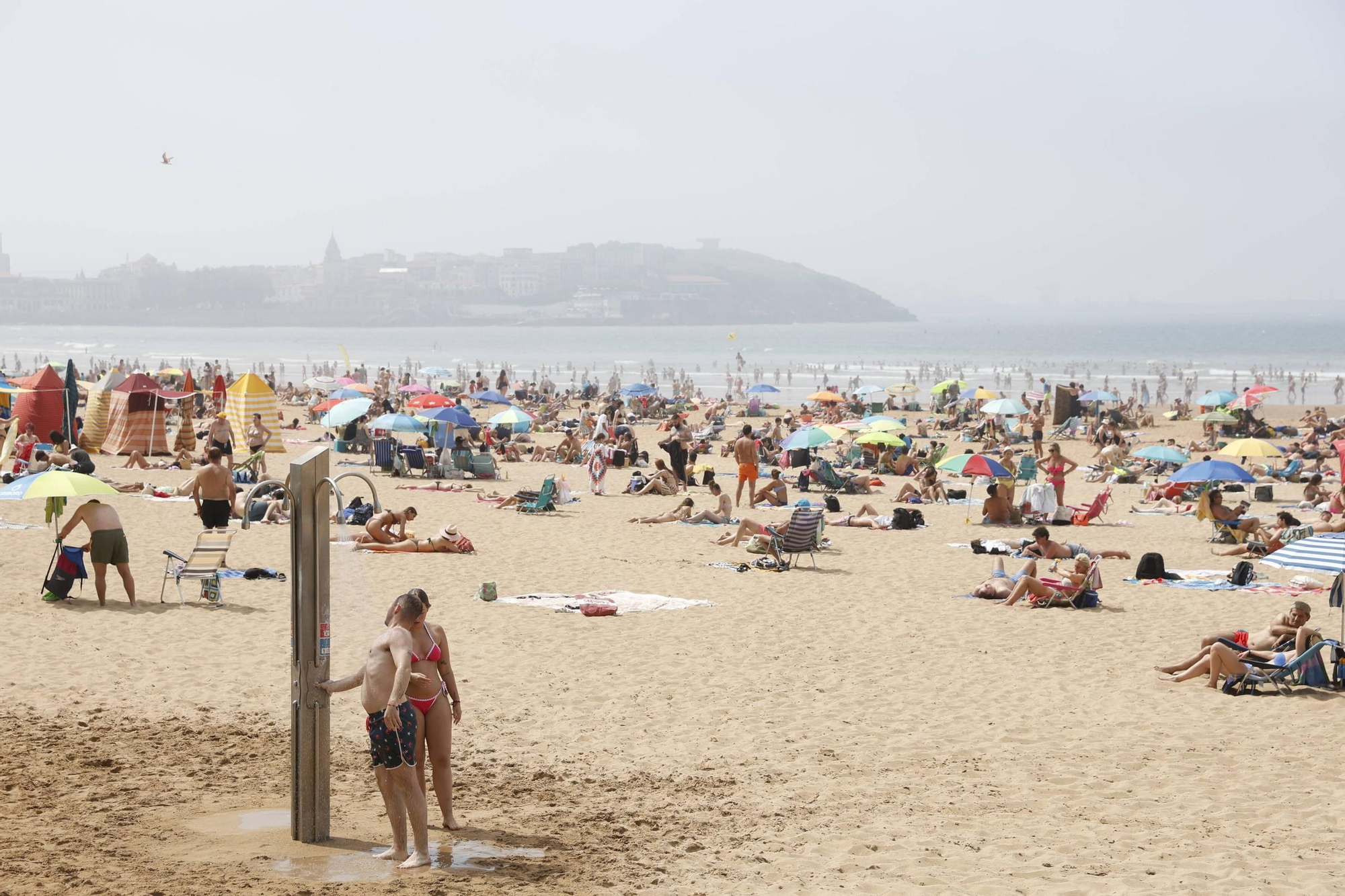 En imágenes: Gijón disfruta de otra jornada calurosa y con mucho bochorno
