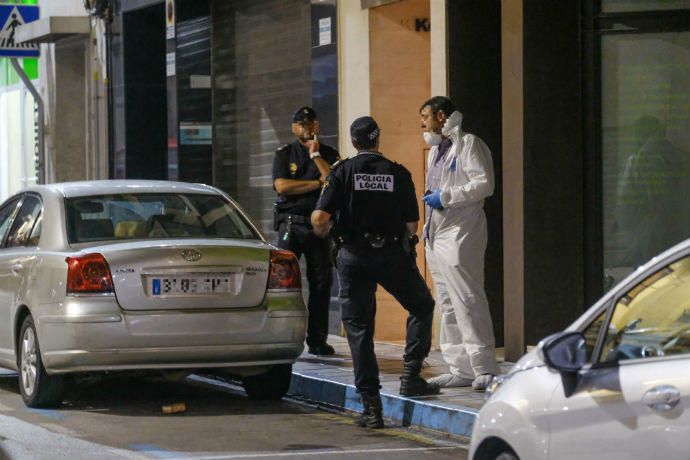 Dos hombres encapuchados sorprendieron a las víctimas cuando salían de su vivienda, ubicada en el centro