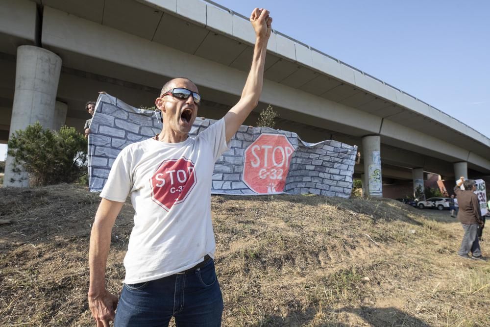 Protesta de la plataforma Aturem la C-32 a peu de carretera