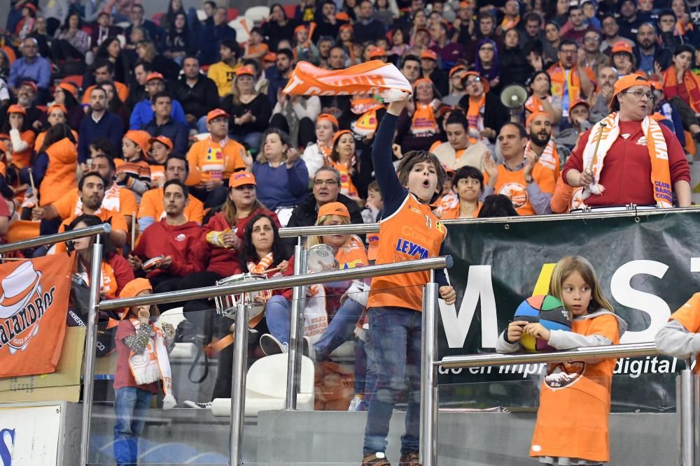 La afición del Leyma acaba el partido en pie