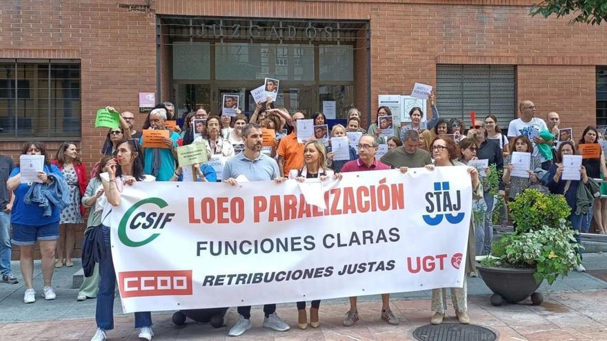 Los funcionarios, ayer, ante los Juzgados de Langreo. | CSIF