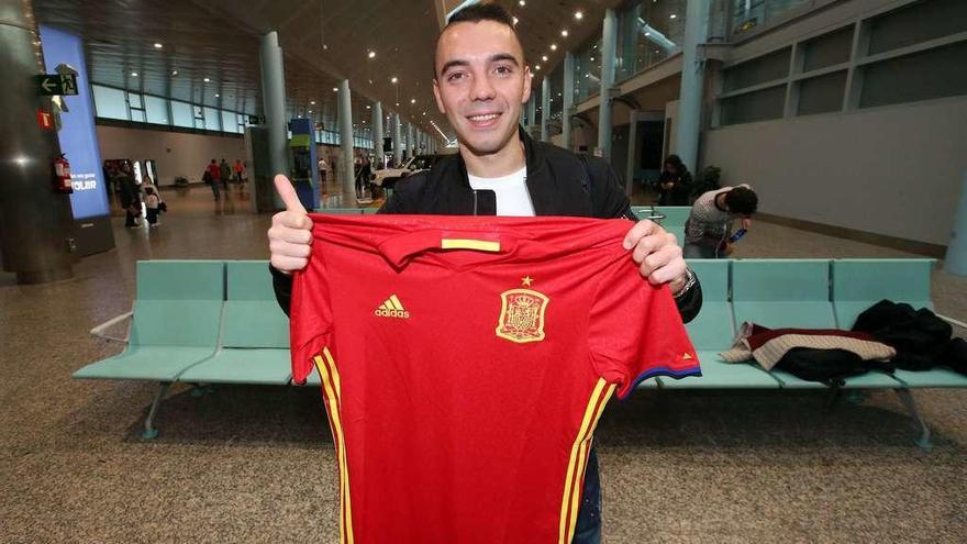 Iago Aspas, ayer en la terminal del aeropuerto de Peinador, con la camiseta de la selección española antes de viajar a Madrid para incorporarse al equipo de Julen Lopetegui. // Marta G.Brea