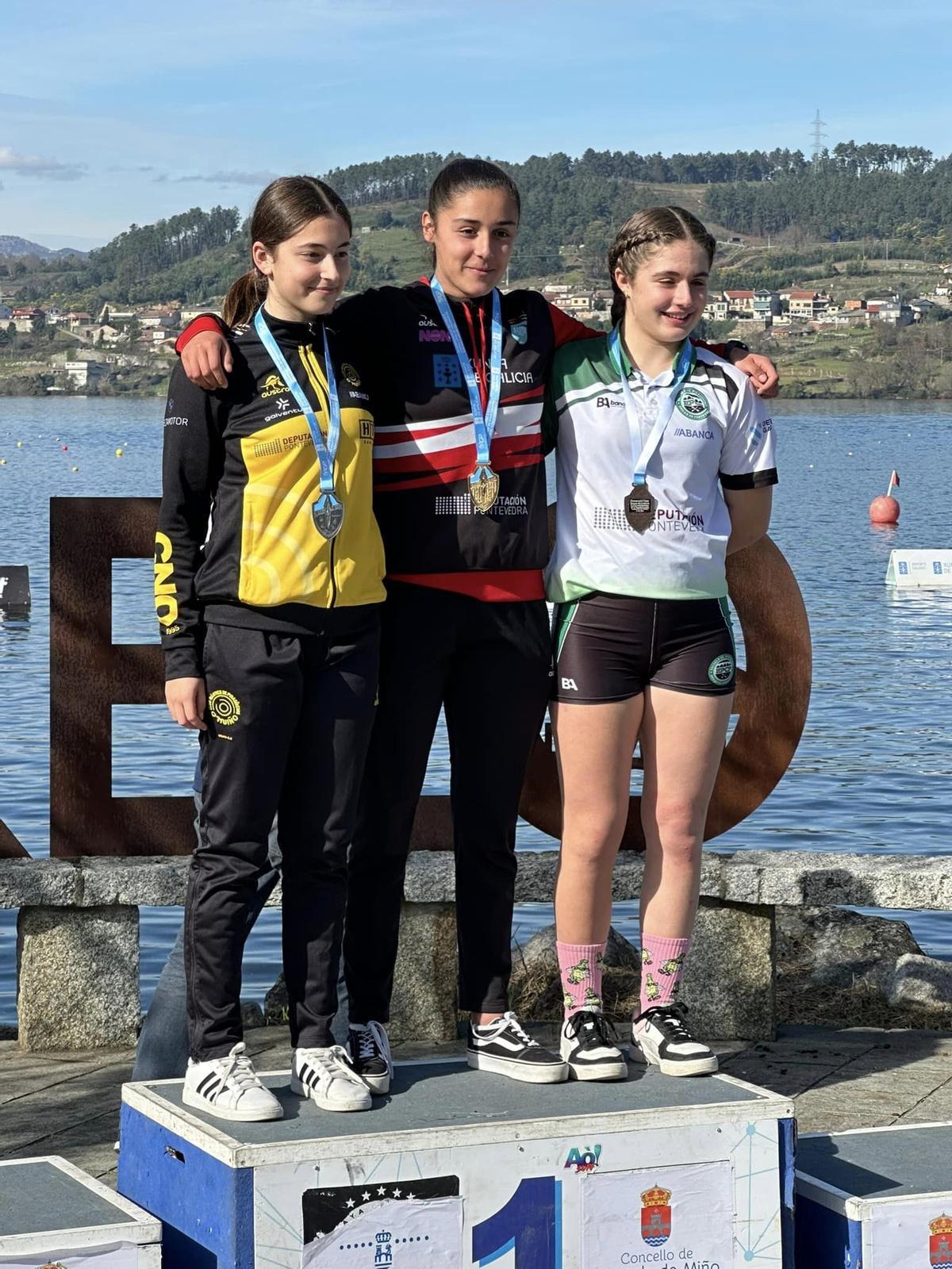Podio del C-1 juvenil femenino con Nerea Novo (oro) y Silvia Gago (plata.