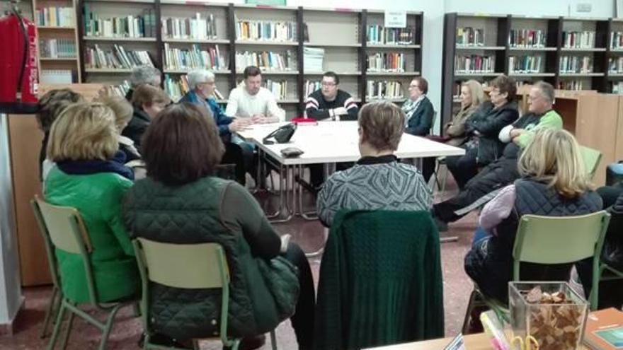 Imagen de la reunión de la plataforma Duguem el Tren a Moixent, constituida el pasado martes.