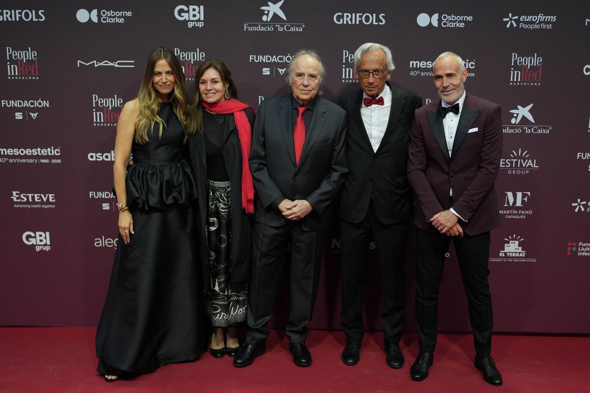BARCELONA 12/05/2025 Icult. Serrat abrazando a Alex Coretja. Photocall de la 15ª Gala Solidaria People in Red Barcelona. FOTO de ZOWY VOETEN