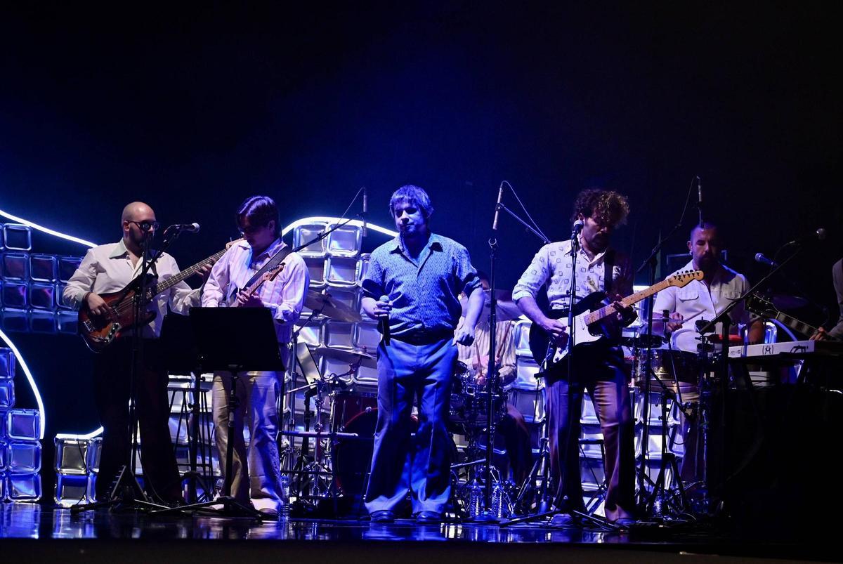 A Orquestra Neverloura e a voz de Laura Lamontagne puxeron a banda sonora.