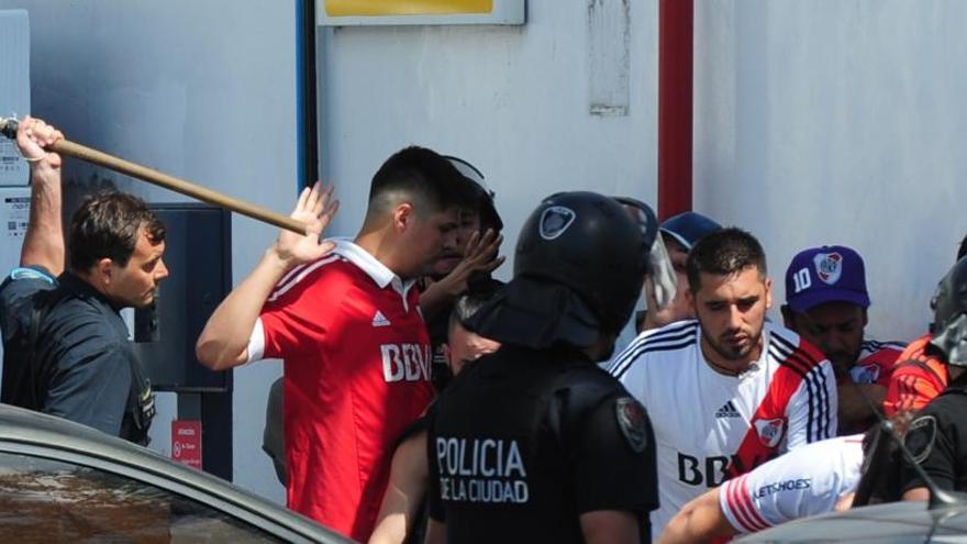 La policía argentina dirige a aficionados de River Plate.