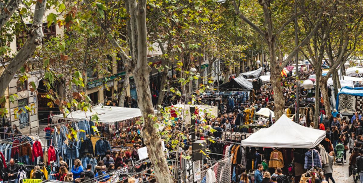 El Rastro de Madrid se celebra todos los domingos y festivos y se ubica en el barrio de Embajadores