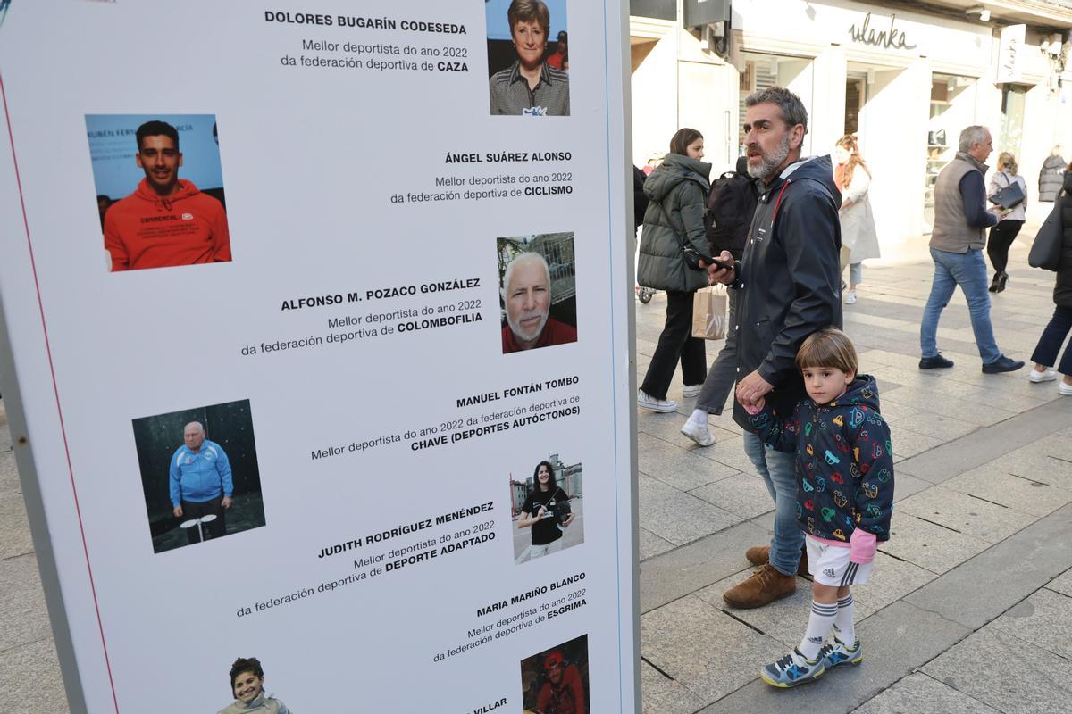 Un padre con su hijo se detienen frente a la exposición.