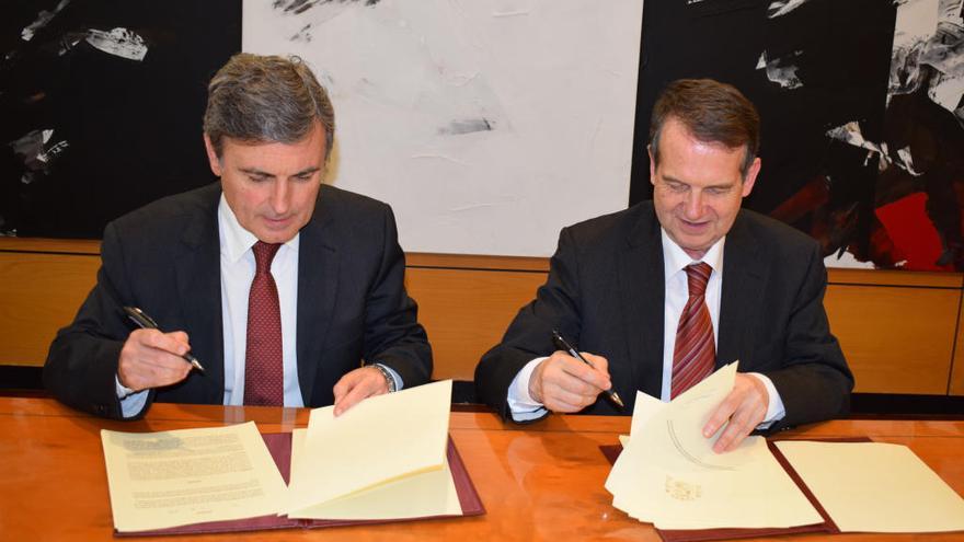 Saura y Caballero, firmando el convenio // FdV