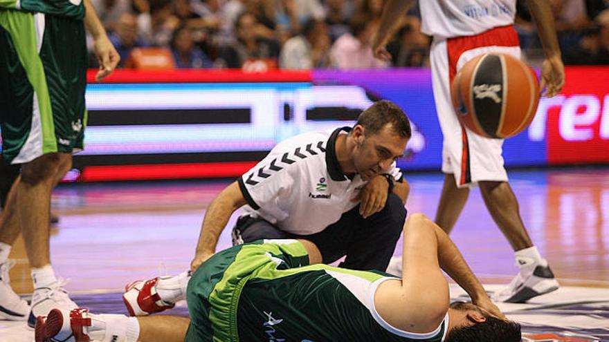 El ala-pívot malagueño se rompió ayer ante el Tau en una jugada fortuita. Germán Gabriel pasó ayer mismo por la noche y tras el partido un reconocimiento más exhaustivo que confirmó la rotura de ligamentos de su tobillo izquierdo, lo que le mantendrá un buen tiempo alejado de las canchas. Si decide pasar por el quirófano estará tres meses KO. Si opta por una recuperación conservadora estará dos. Sin duda, es un contratiempo más en la preparación del Unicaja. Otra ficha más de español que se pierde por el camino de los cupos.