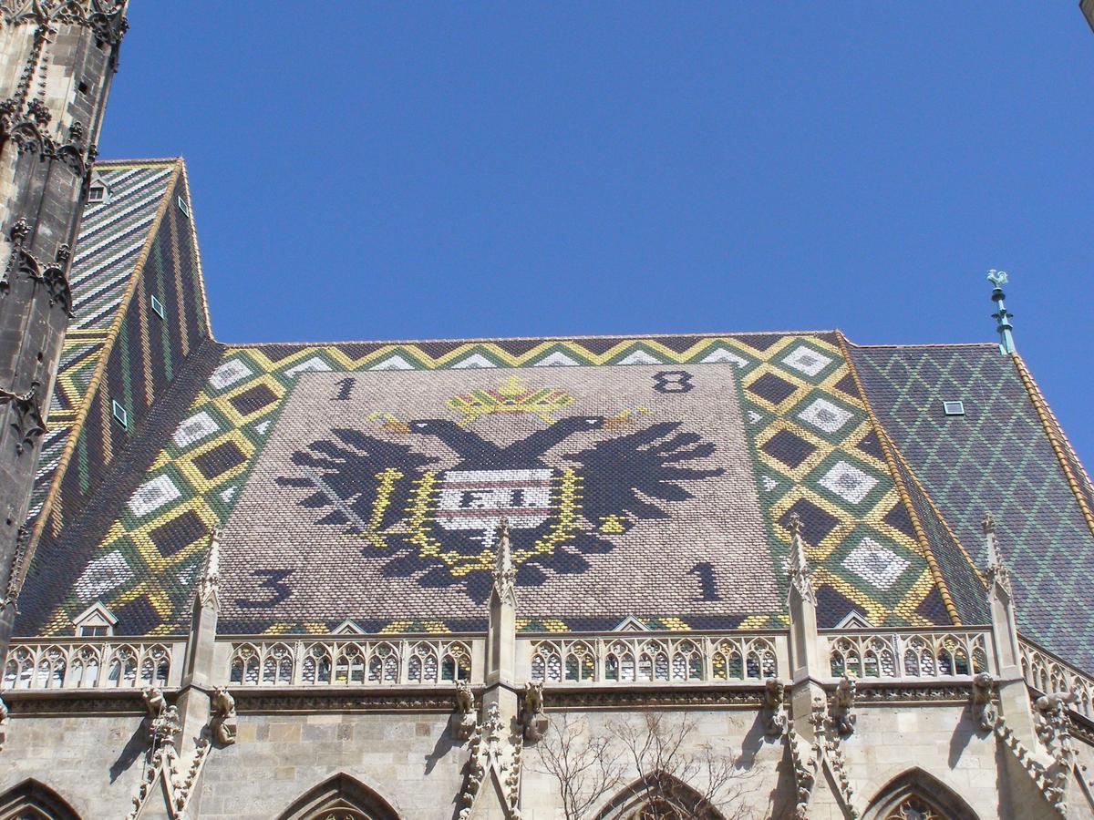 Escudo imperial en el tejado de la Catedral vienesa de San Esteban.
