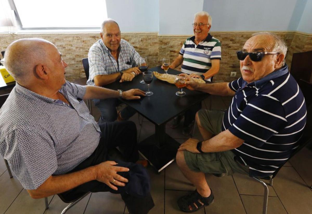 Quejas 8 Debate de los amigos sobre las obras en el café Melos. | JAIME GALINDO