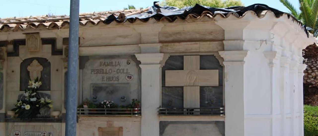 Una parte del edificio de nichos se observa cubierta con plásticos para evitar filtraciones.