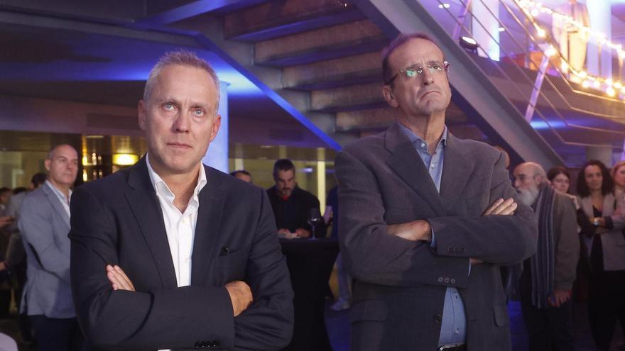 Pedro Hortas (d.), con Ignacio Bueno, exdirector de la factoría de Stellantis Vigo.