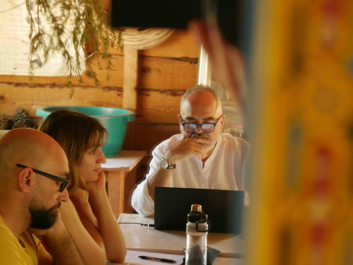 El espacio permite trabajar en guiones y conciliar con la crianza de los hijos.