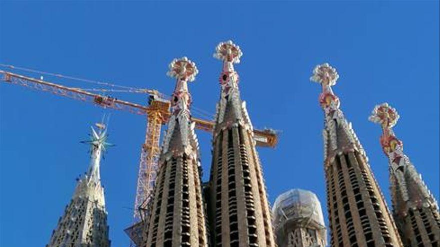 L'estel al capdamunt de la Torre de la Mare de Déu de la Sagrada Família, vist des del carrer. Dilluns 29 de novembre de 2021