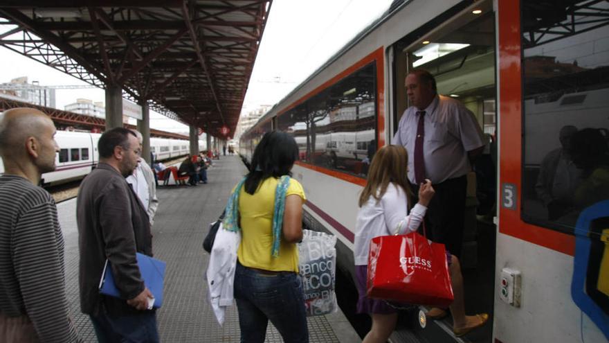 Viajeros subiendo al tren.