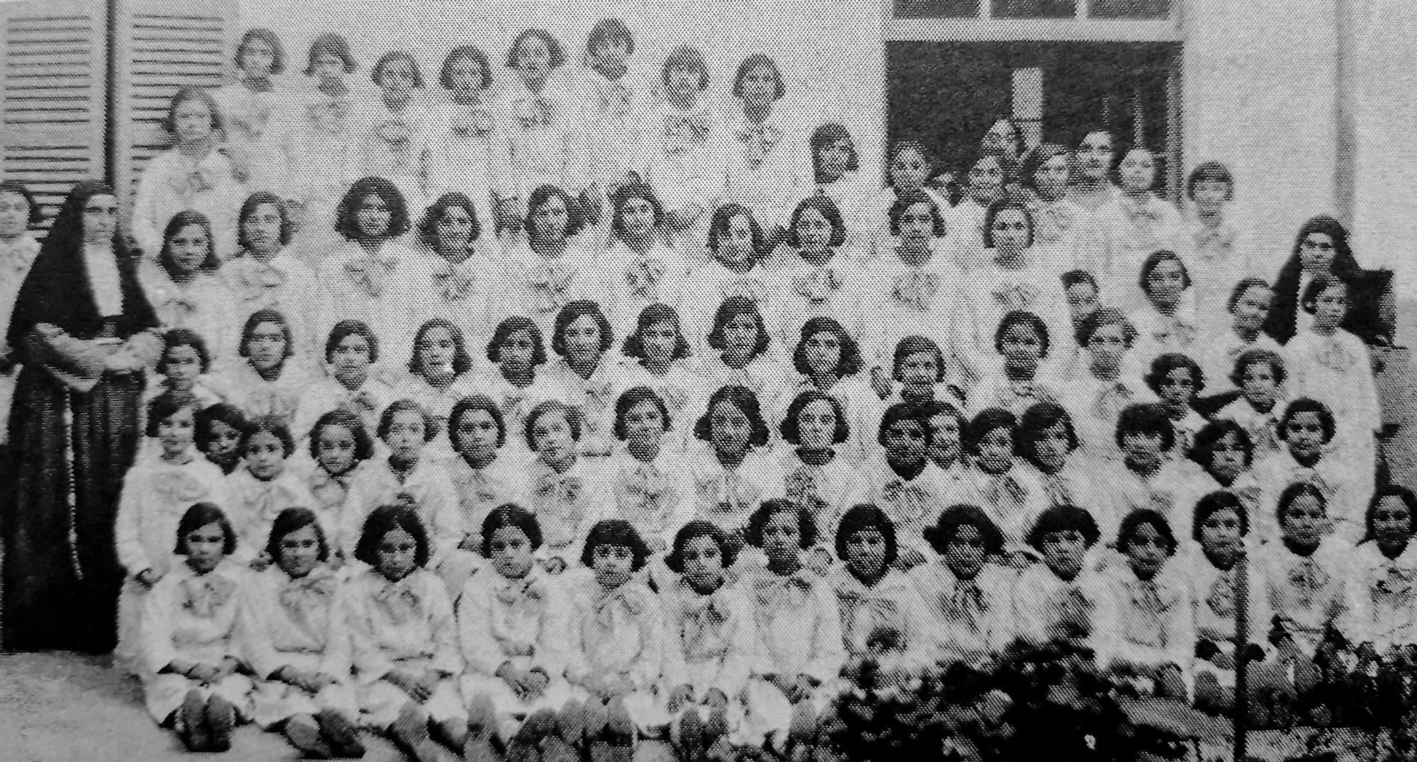 Imagen retrospectiva de un grupo de alumnas con sus monjas maestras.