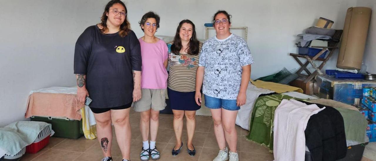 La alcaldesa de Cangas (segunda dcha.) con voluntarias de las Colonias Canguesas en el local de Cimadevila en donde están los gatos