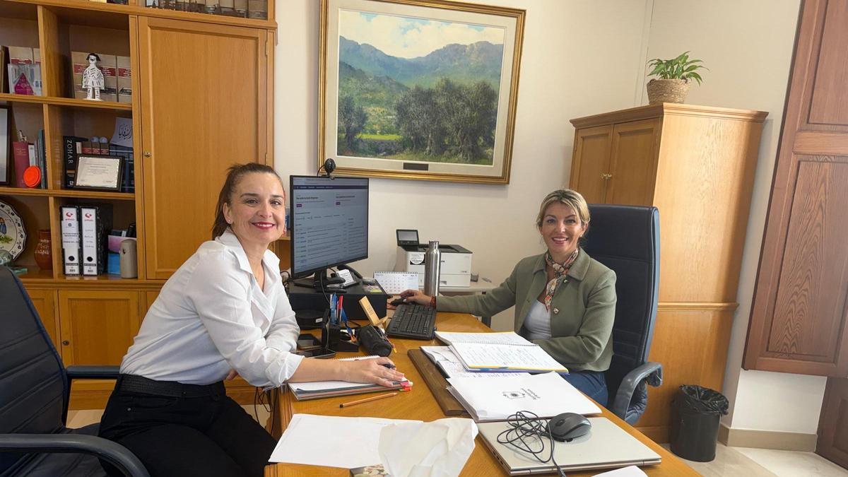 Mady Juan, concejala de Cultura de Andratx, y Estefanía Gonzalvo, alcaldesa.