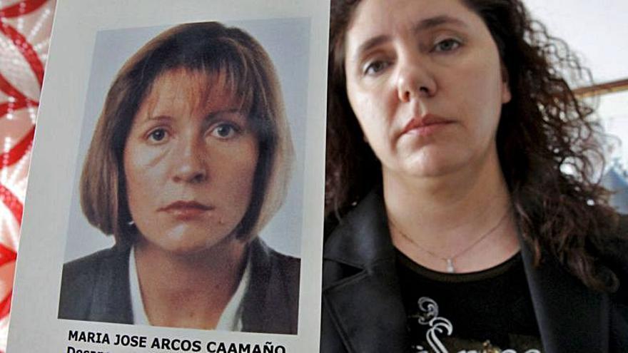 Rosa Arcos muestra una foto de su hermana desaparecida.   | // EFE