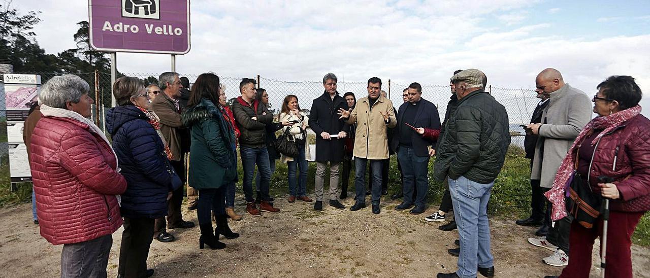 La visita del conselleiro de Cultura al yacimiento, en febrero de 2020.