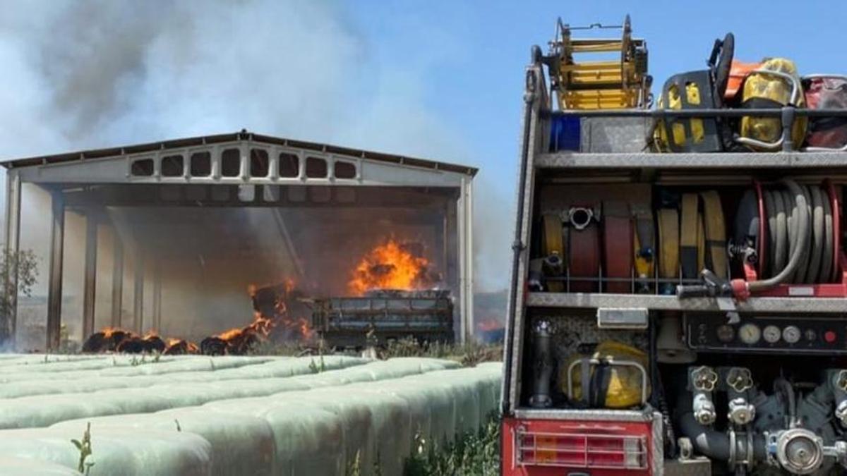 L'incendi del paller de Masarac, en una imatge d'ahir.