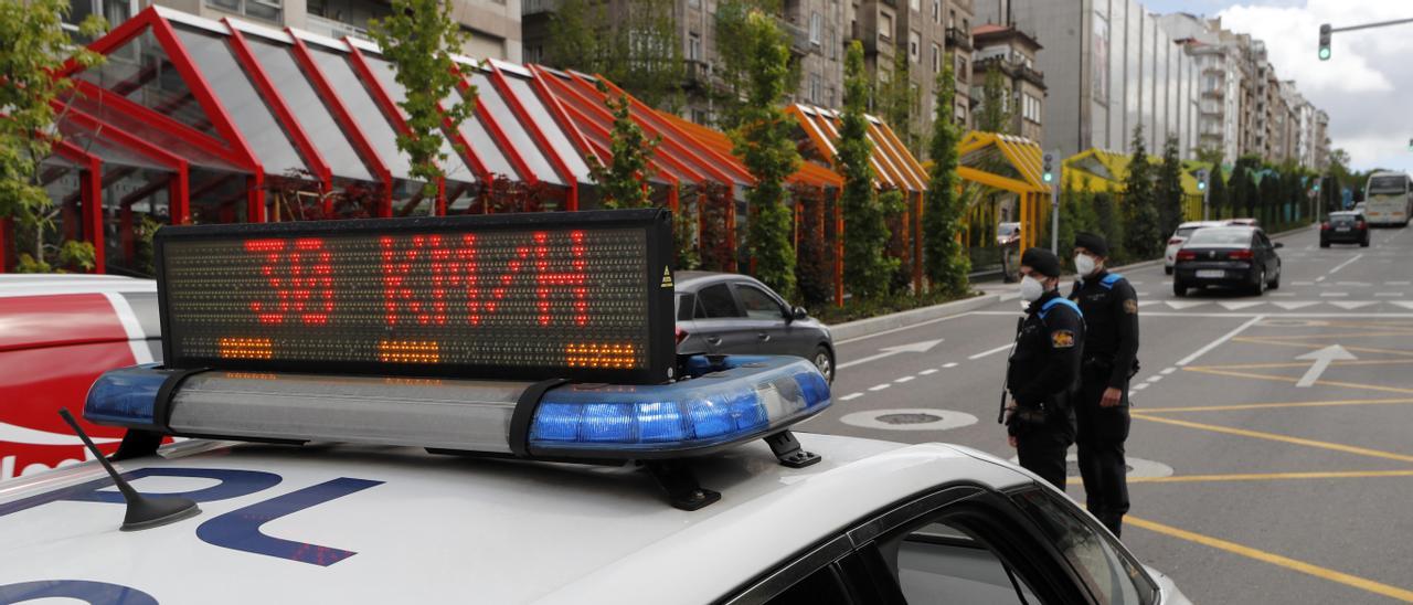 La Policía Local informando del nuevo límite de velocidad a 30 km/h en la Gran Vía de Vigo.