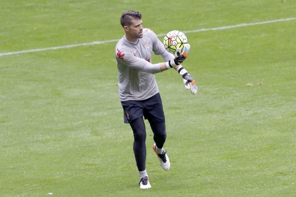 La afición arropa al Sporting en su último entrenamiento de la temporada