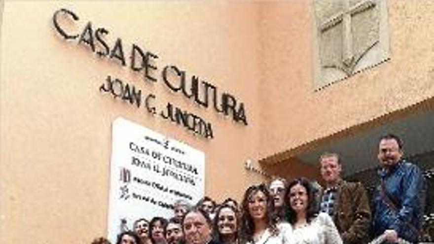 Fotografia de família a l&#039;entrada de l&#039;edifici que allotja l&#039;EOI de Blanes.