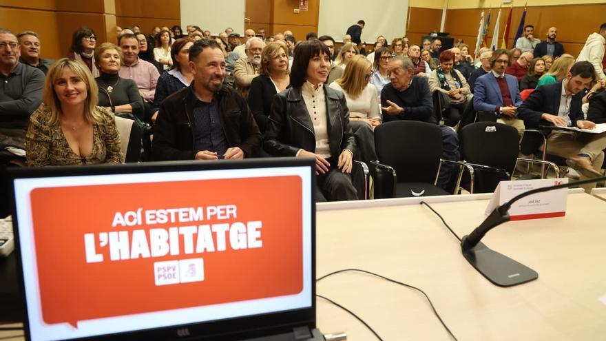 Diana Morant, junto al consejero vasco de Vivienda, Denis Itxaso, en el acto de este lunes en Alicante