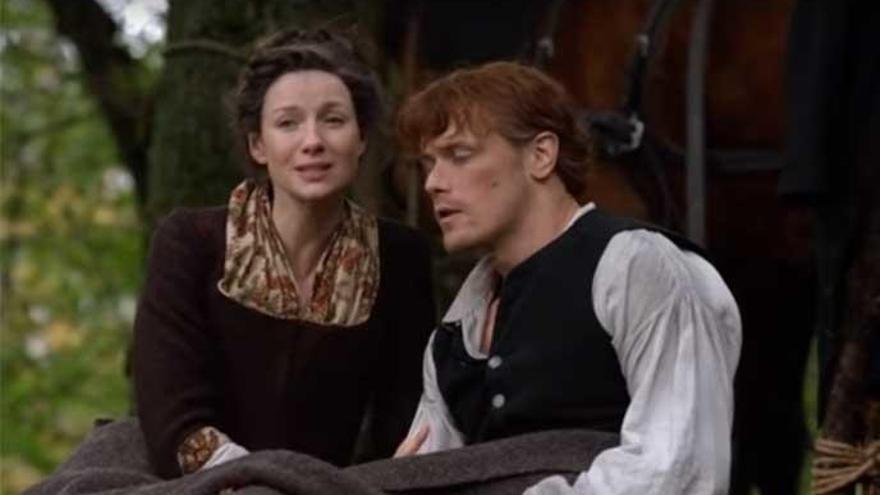 Una imagen de Outlander, Claire y Jamie.