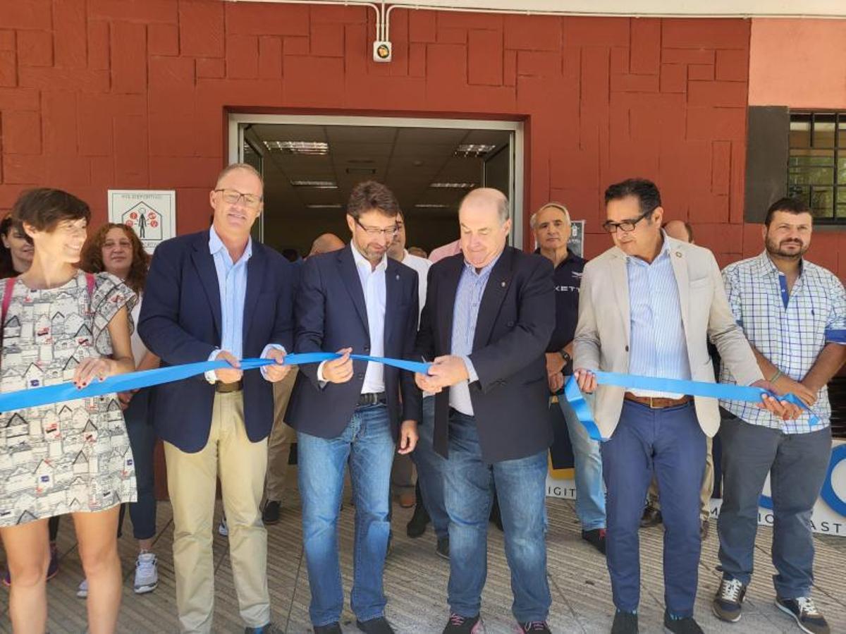 Enrique Fernández y José Ángel Álvarez, en el centro, cortan la cinta inaugural de la feria. | Vivas
