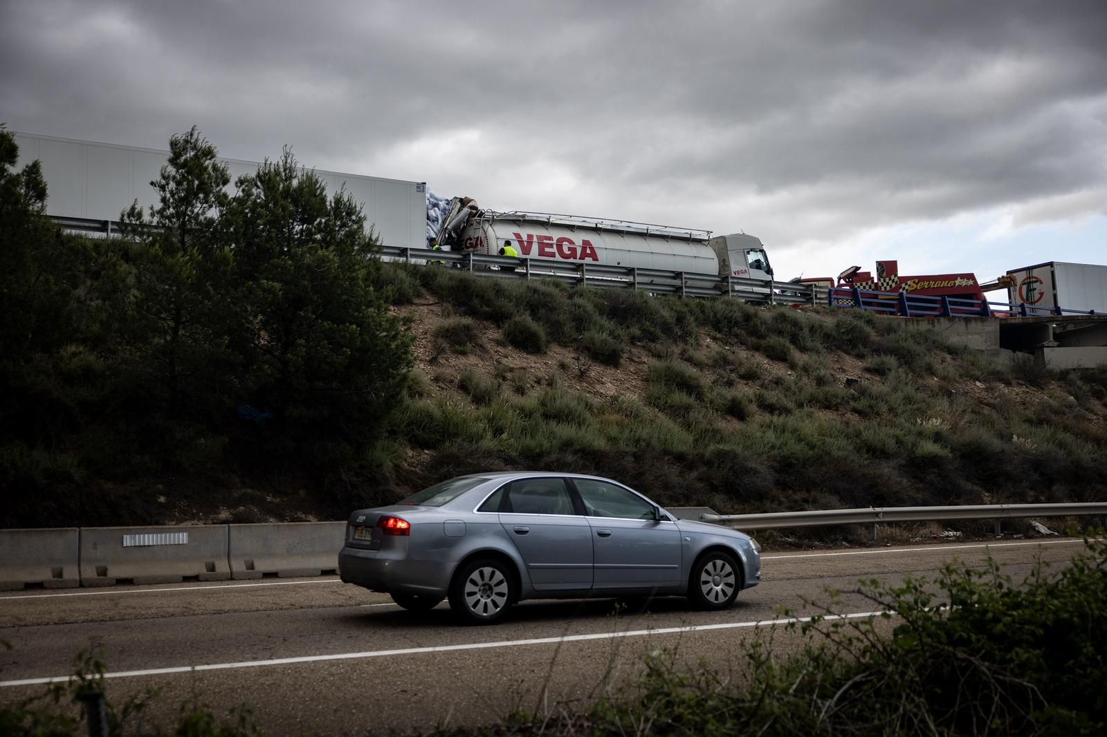 En imágenes | Accidente entre cinco camiones en la A-68 que ha obligado a cortar la autovía