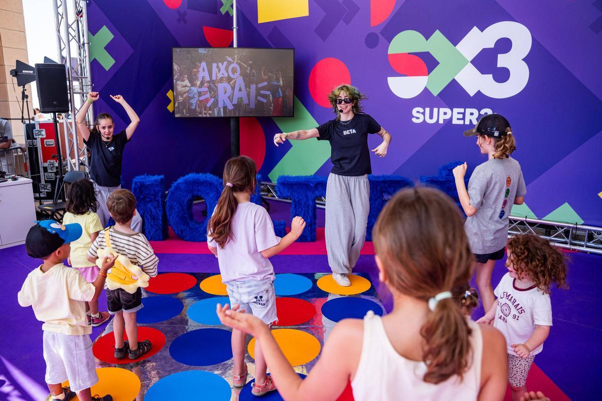 Este fin de semana, 30 y 31 de mayo, la Anella Olímpica de Montjuïc acoge la iniciativa ‘3Cat en Viu’, la gran fiesta de la tele pública catalana para acercar sus programas a la audiencia. Cinco escenarios llenarán más de 25.000 metros cuadrados, de 10.00 a 18.00 horas, para ofrecer actividades y espectáculos en directo.