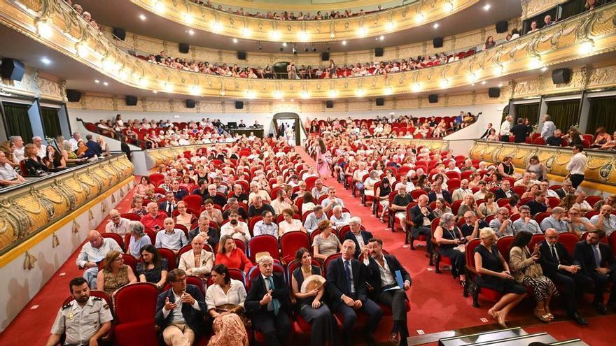 La UNED de Elche celebra su 50 aniversario en el Gran Teatro