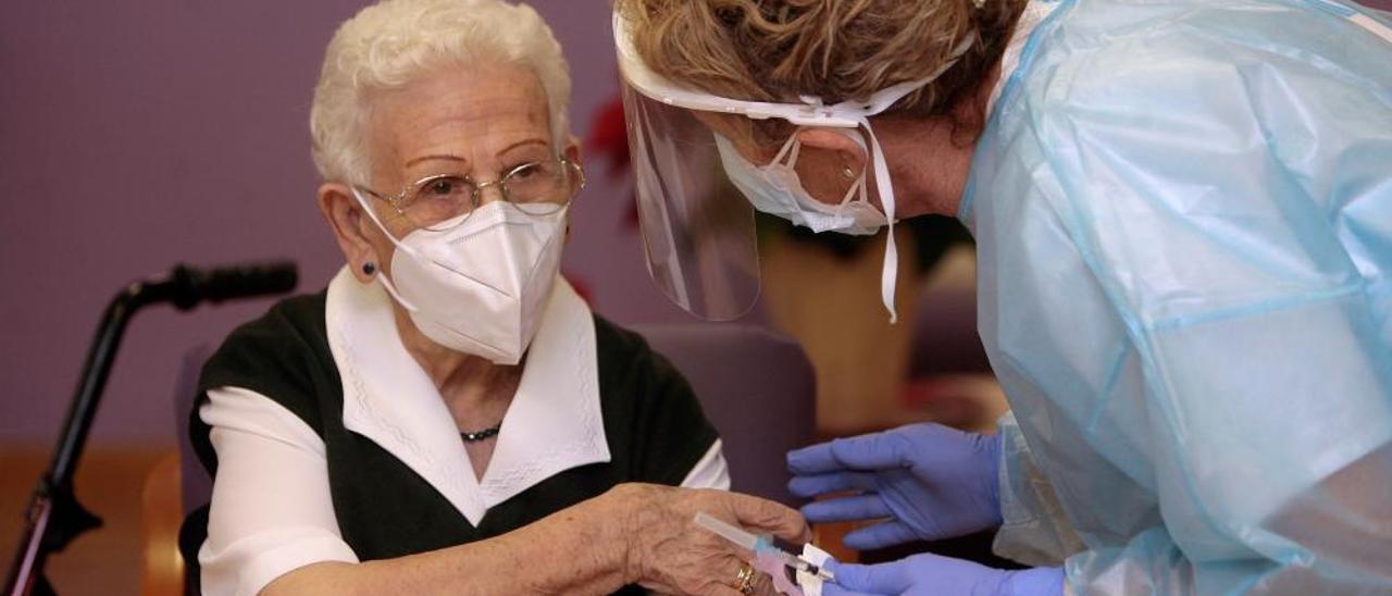 Araceli, de 96, primera persona en vacunarse contra el coronavirus en España