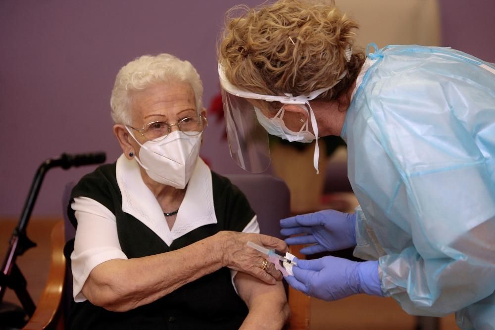 Araceli, de 96 años, primera persona en vacunarse contra el coronavirus en España