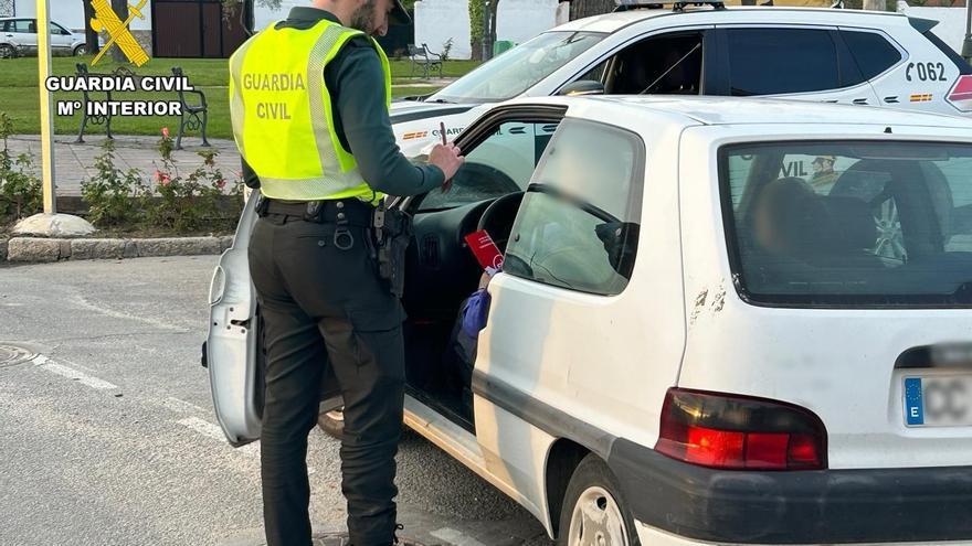 Interceptan un coche conducido por un niño de 13 años y detienen a su padre, que viajaba como copiloto