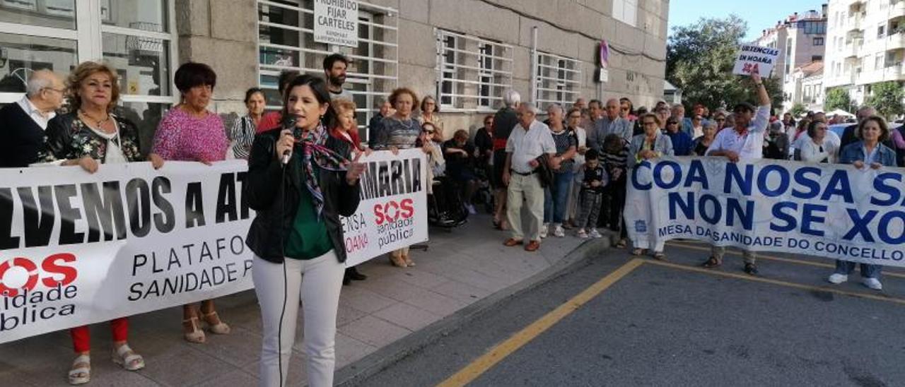 Leticia Santos se dirige a los asistentes durante la concentración de ayer delante de la Casa do Mar. | ALBA VILLAR