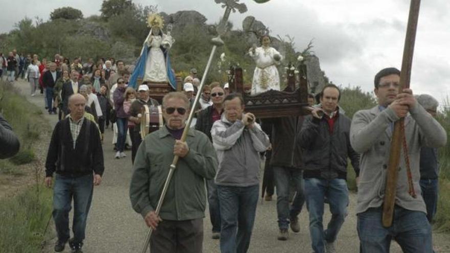 Desfile de la procesión hacia la ermita con las imágenes portadas por los devotos.