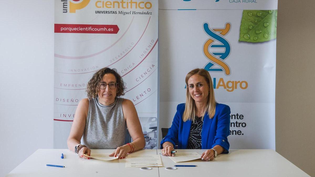 Carmen Antón i Laura Vera, en la firma del conveni