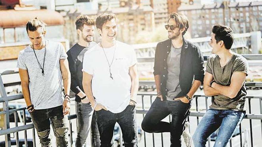 De izquierda a derecha, el grupo Dvicio, formado por Martín, Luis, Andrés, Nacho y ´Missis´.