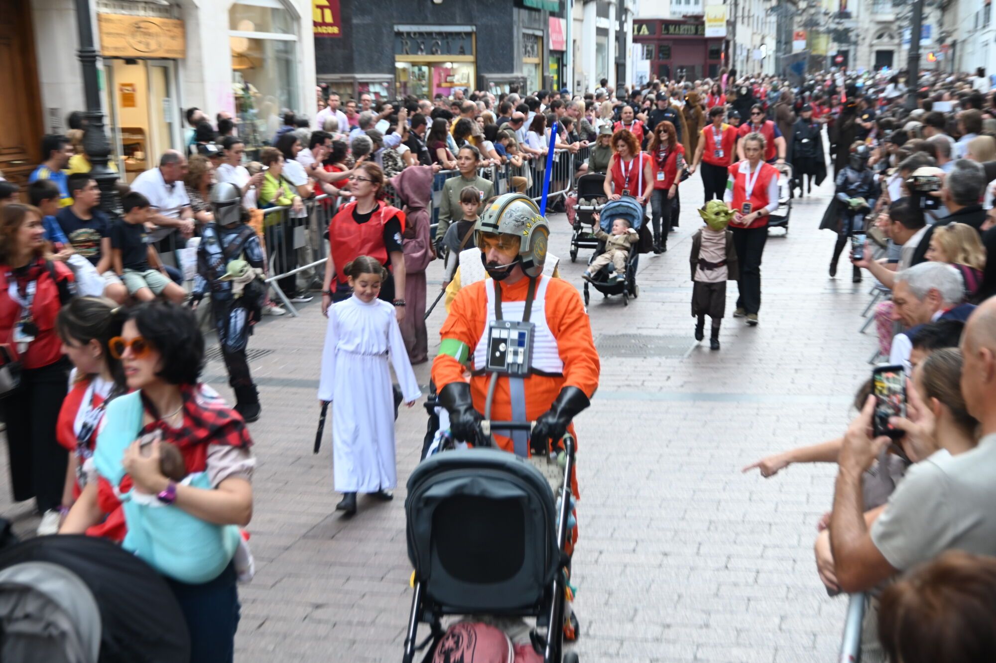 En imágenes | El desfile de Star Wars acerca la fuerza al público de Zaragoza