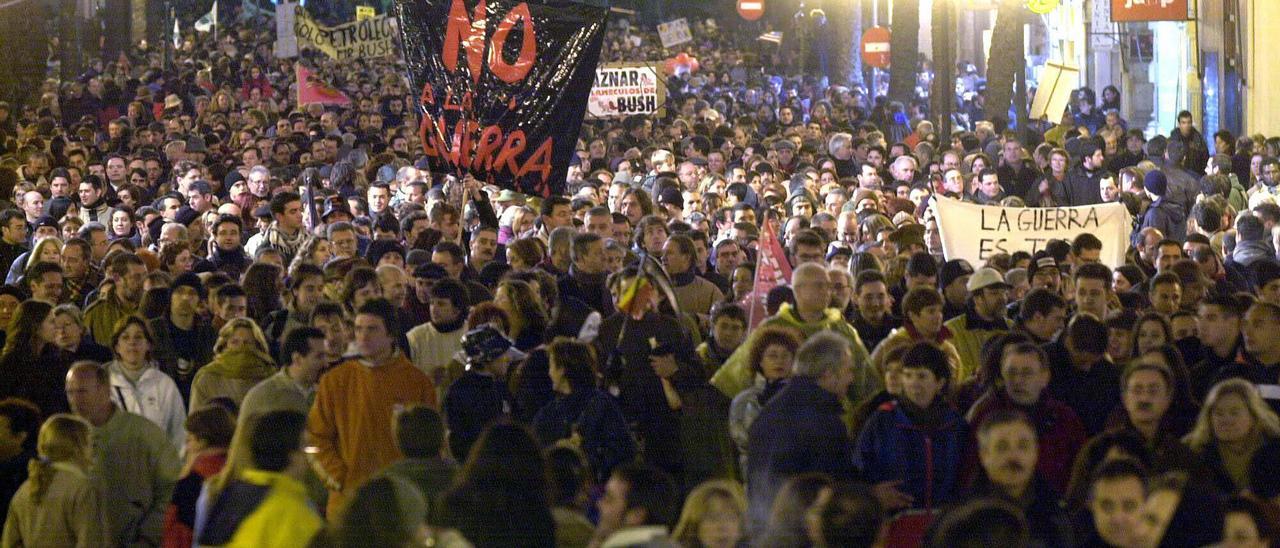 Miles de personas llenan las calles de València durante las protestas contra la guerra de 2003.