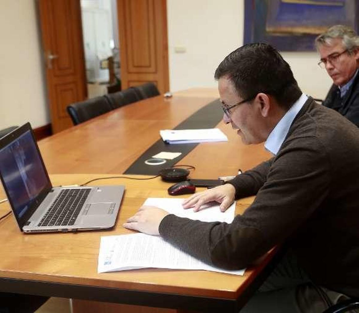 José González, durante la videoconferencia. // FdV