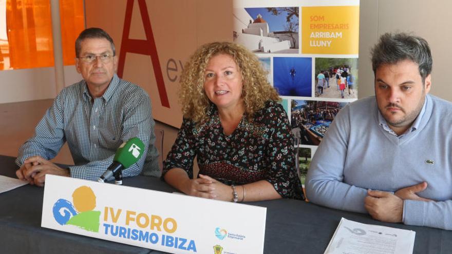 Antoni Guasch, la concejala de Jesús Marilina Bonet y Daniel Marí, durante la presentación.