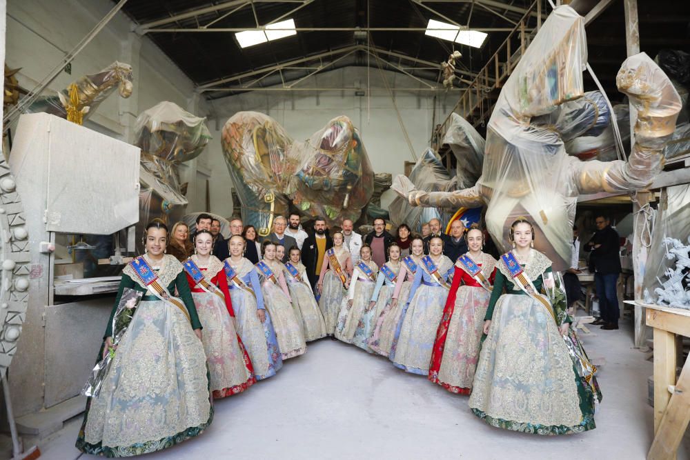 Las falleras mayores visitan el taller de la falla municipal